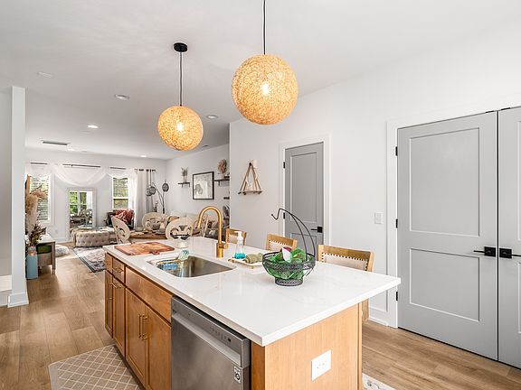 4th image of 862 W Sharpe Ave #7