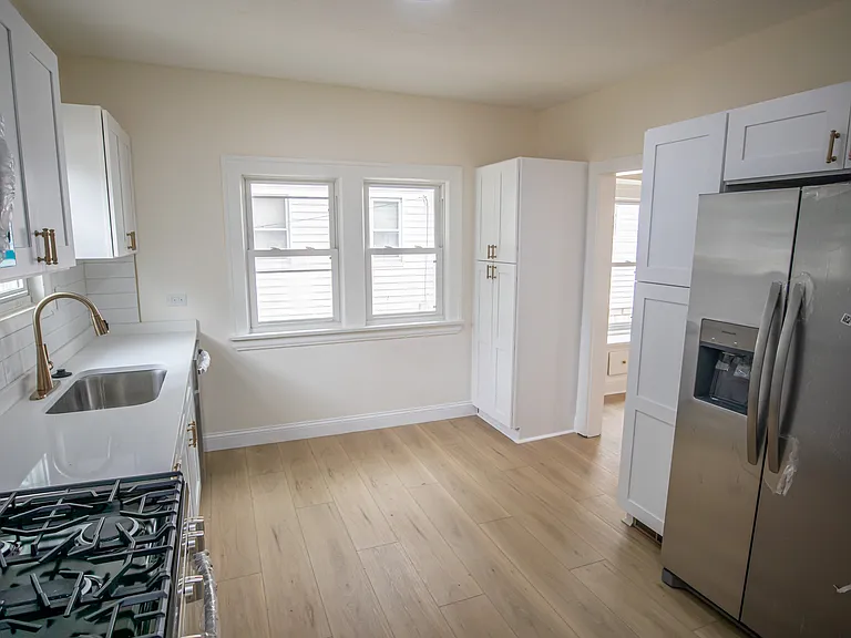 9105 Bancroft Ave — Photo 22