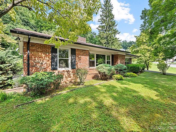 3rd image of 799 Woodfield Dr