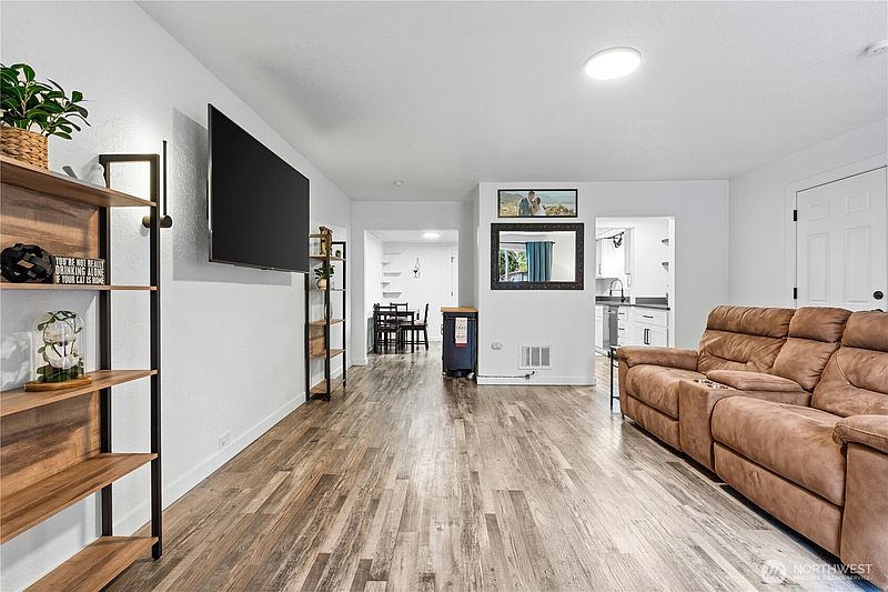 4th image of 507 Violet Meadow Street S