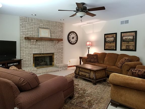 Family Room, 20'x17'