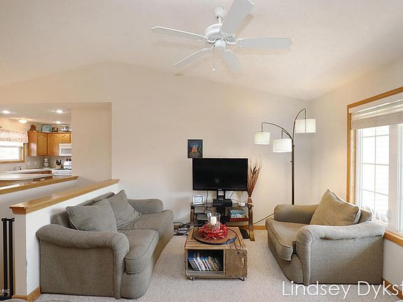 5th image of 11421 Rosewood Ave