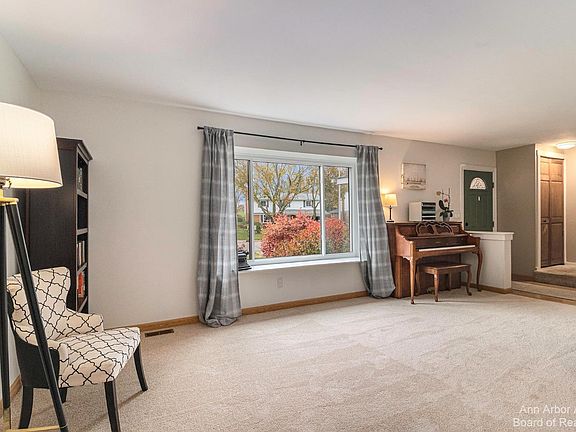 3rd image of 407 Old Creek Dr