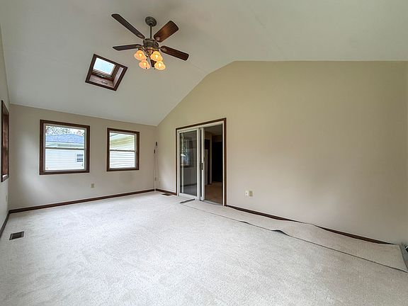 5th image of 384 Maple St