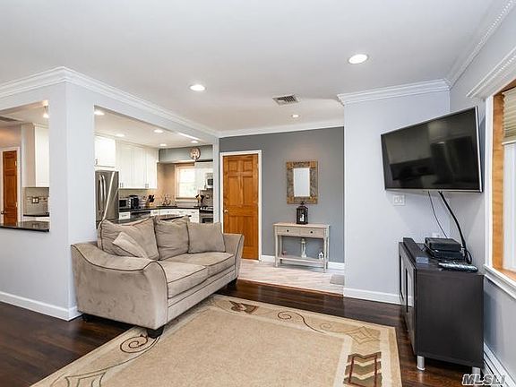 4th image of 10 Johnson Ct
