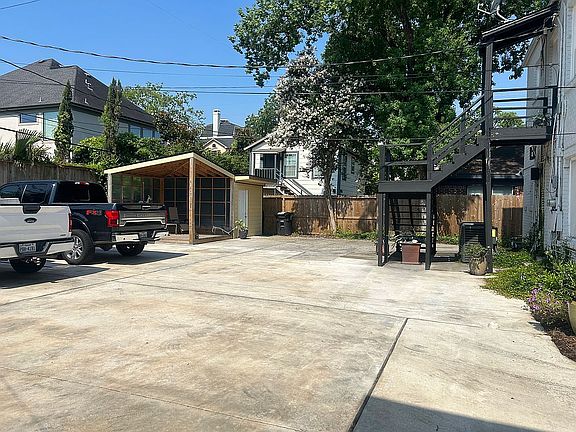 Storage unit / seating area 
