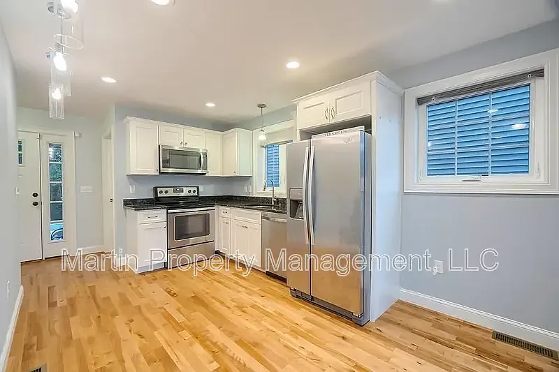 2 bed, 2.5 bath, 1323 sqft, $3,200 — Photo 2