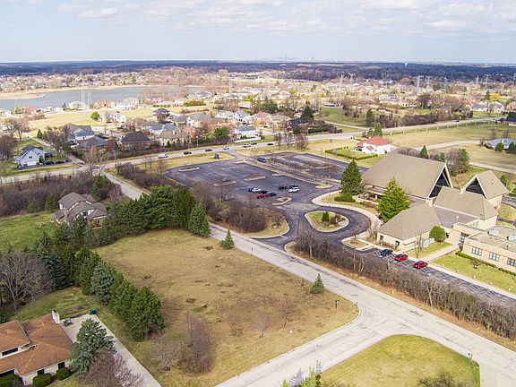 3rd image of 10 Country Manor Ln