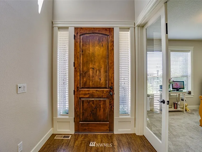 5317 NW Goodwin Loop — Photo 2