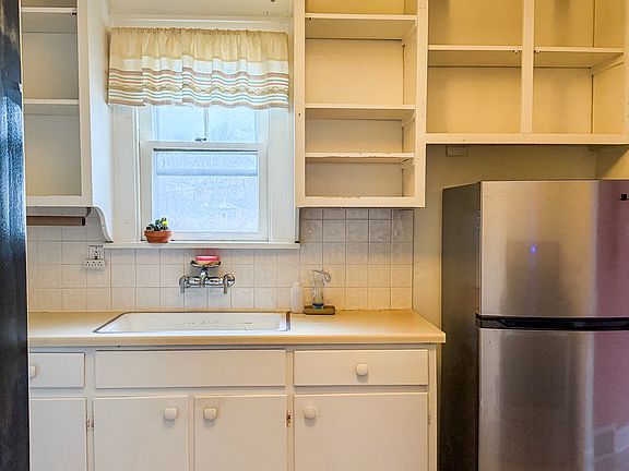5th image of 20655 Woodstock Ave