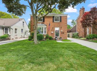 1984 Lancaster St, Grosse Pointe Woods, MI 48236