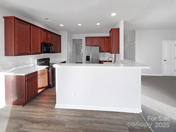 5th image of 209 Minitree Ln