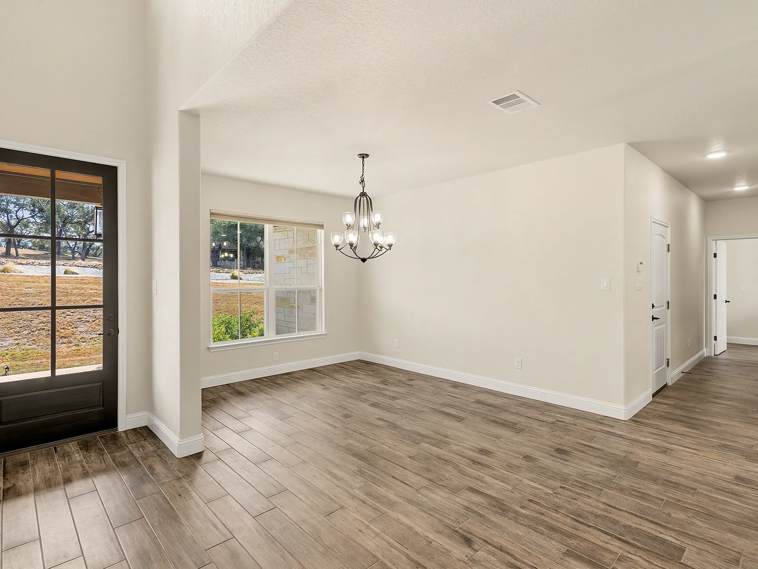 4 bed, 2.5 bath, 2332 sqft, $3,200 — Photo 4