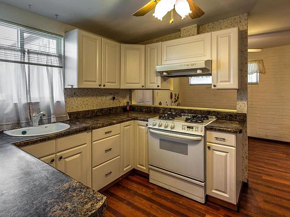 4th image of 934 S Sherwood Village Dr