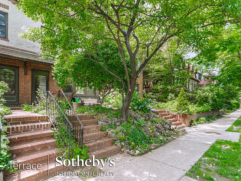 281 Burns St #2 — Photo 12