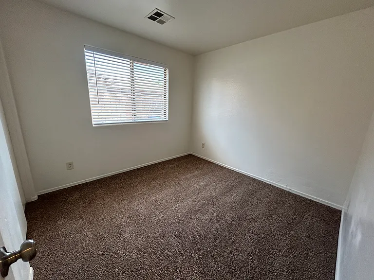 7028 S 46th Dr — Photo 18