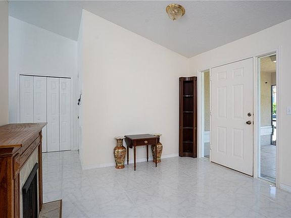 3rd image of 1045 18th Pl SW