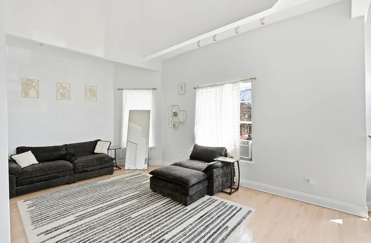 Building Photo - 3248 W Maypole Ave #2