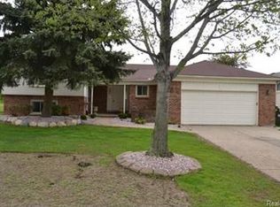 124 Rose Brier Dr, Rochester Hills, MI 48309