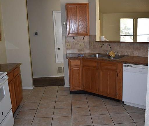 5th image of 3306 Manchester Dr