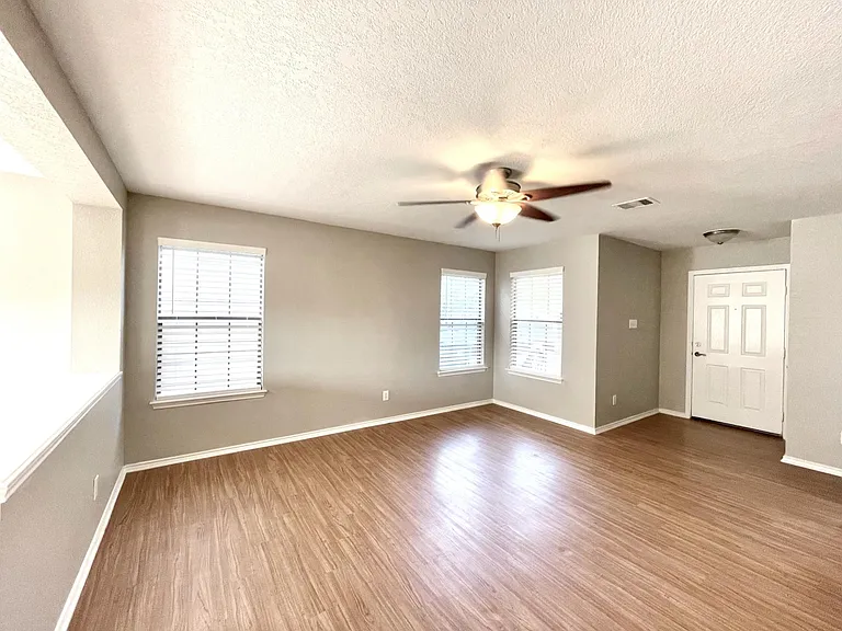 425 Hampton Cv — Photo 7