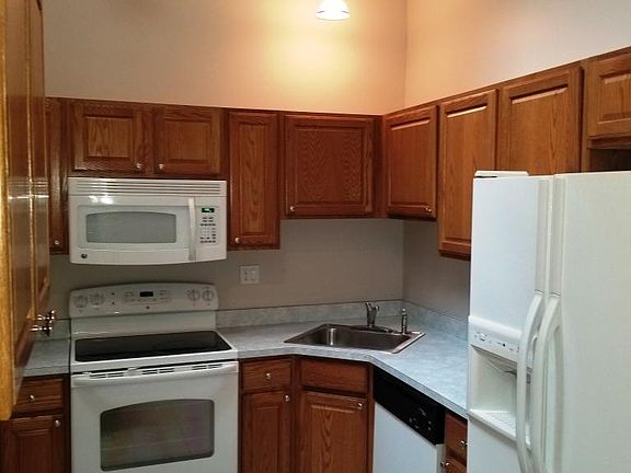 Kitchen w/ ample cabinets and counter space