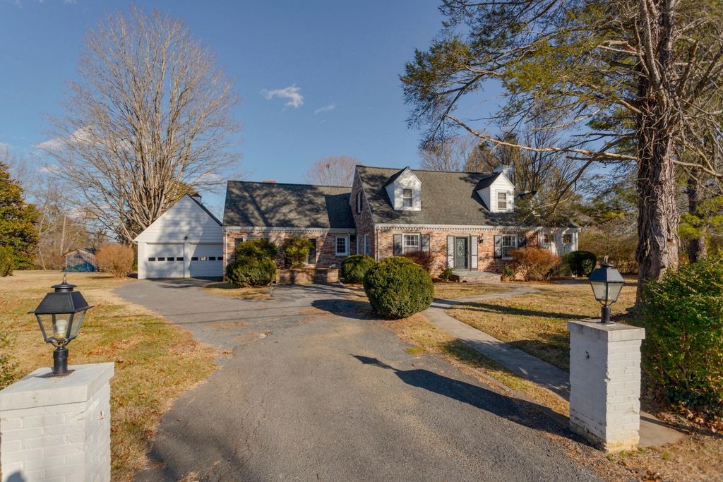 203 Johnstone St