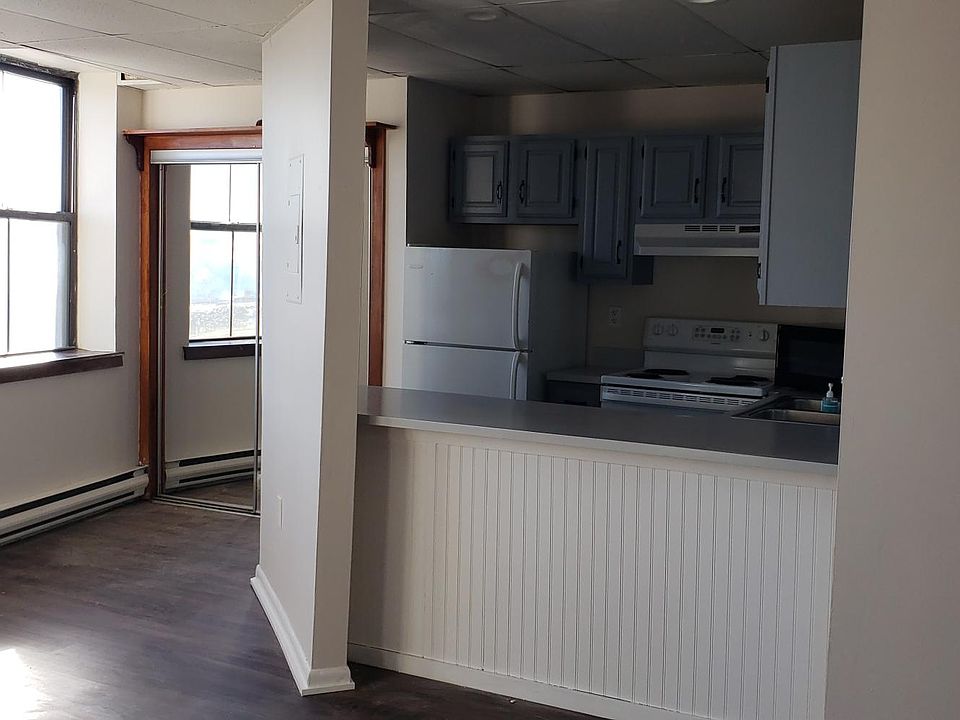 Looking at the kitchen from the main room