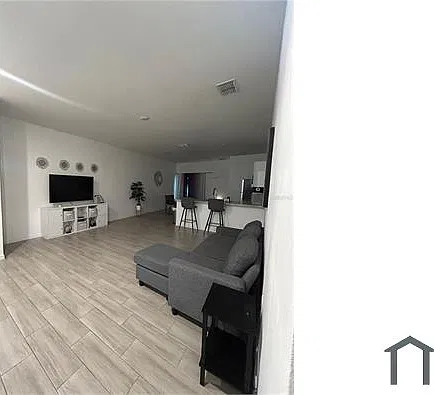 3 bed, $2,100 — Photo 3