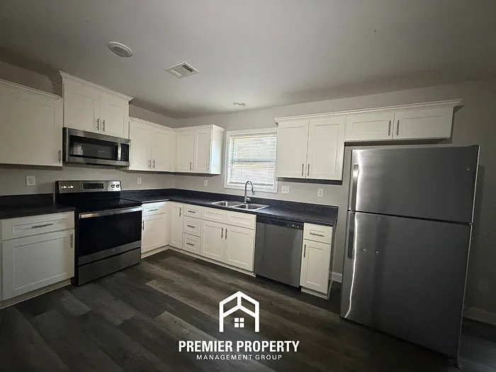 110 Castlebar Cir — Photo 4