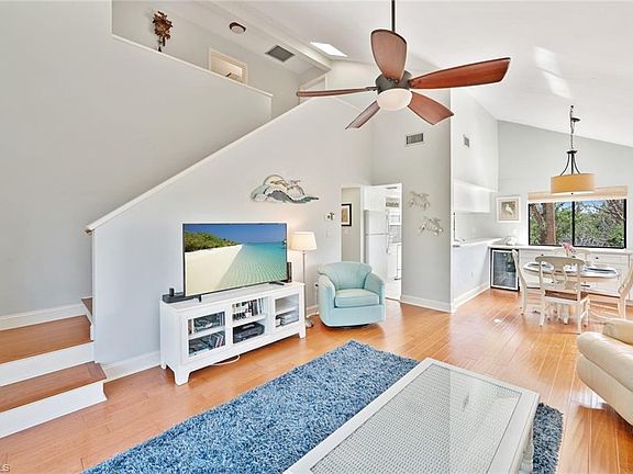 3rd image of 968 Greenwood Ct S