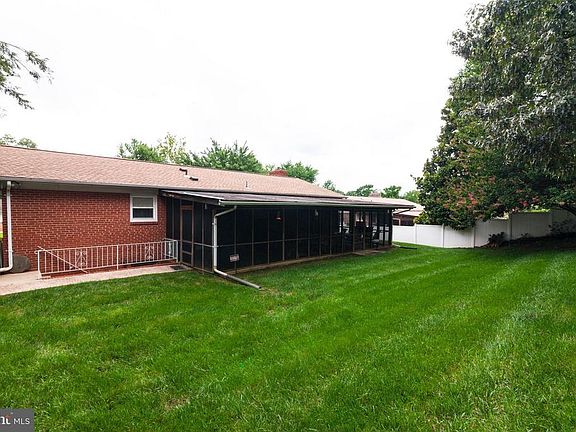 5th image of 407 Aqua Lynn Dr
