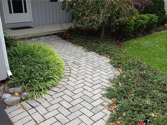 3rd image of 5829 Mountain Laurel Dr
