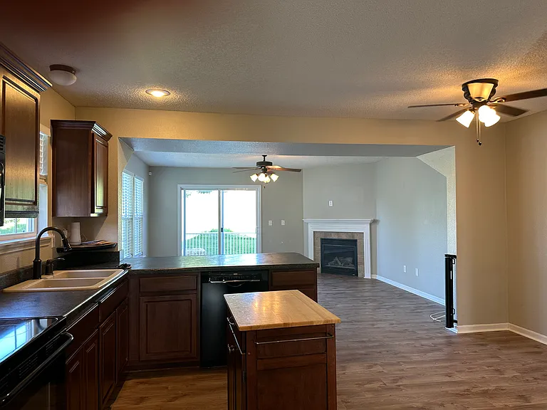 9869 N Lewis Ave — Photo 4