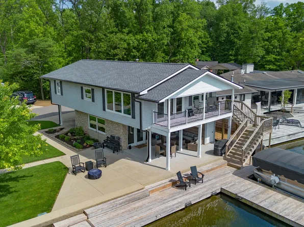 9082 W Tulip Dr, Columbus, IN 47201