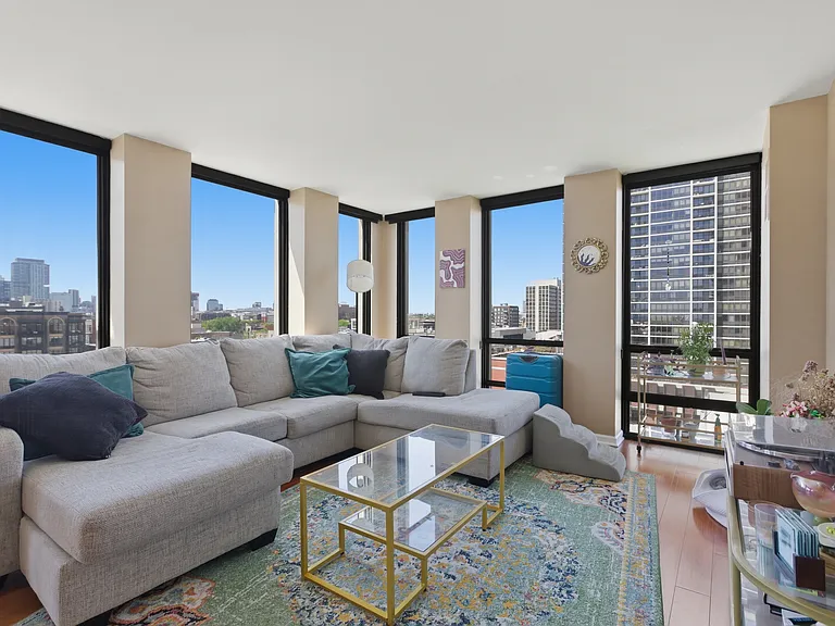 1660 N La Salle Dr #902 — Photo 2
