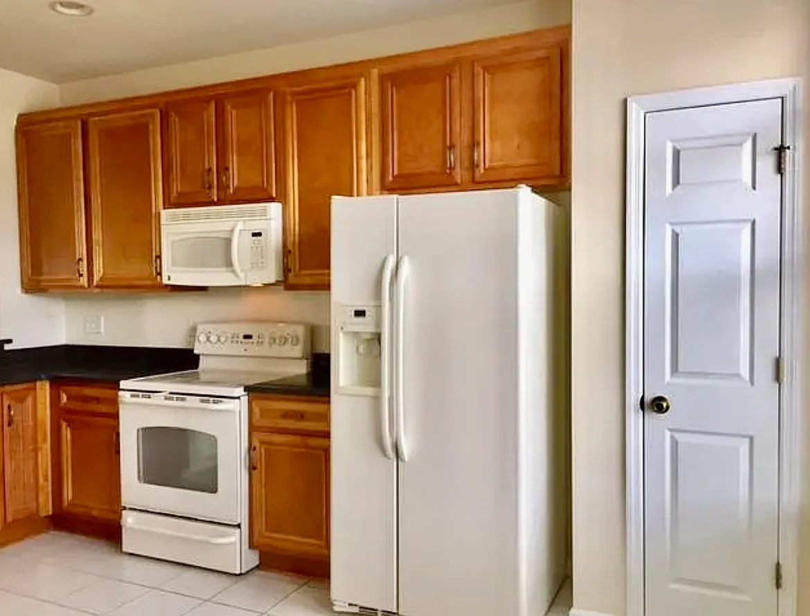 3 bed, 2.5 bath, 1550 sqft, $2,100 — Photo 4