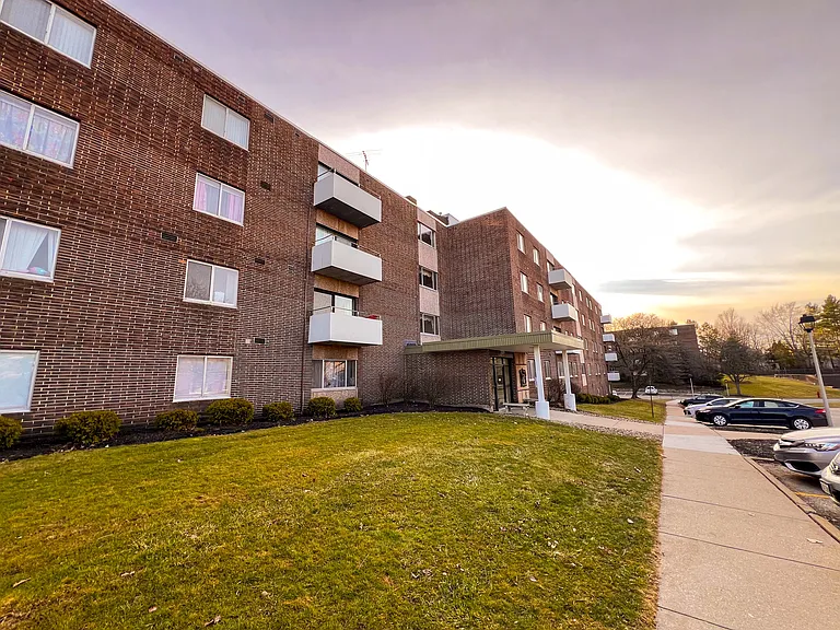 Huntington Green Apartments — Photo 73