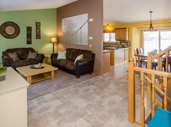 8724 Queens Gdns N, Brooklyn Park, MN 55443