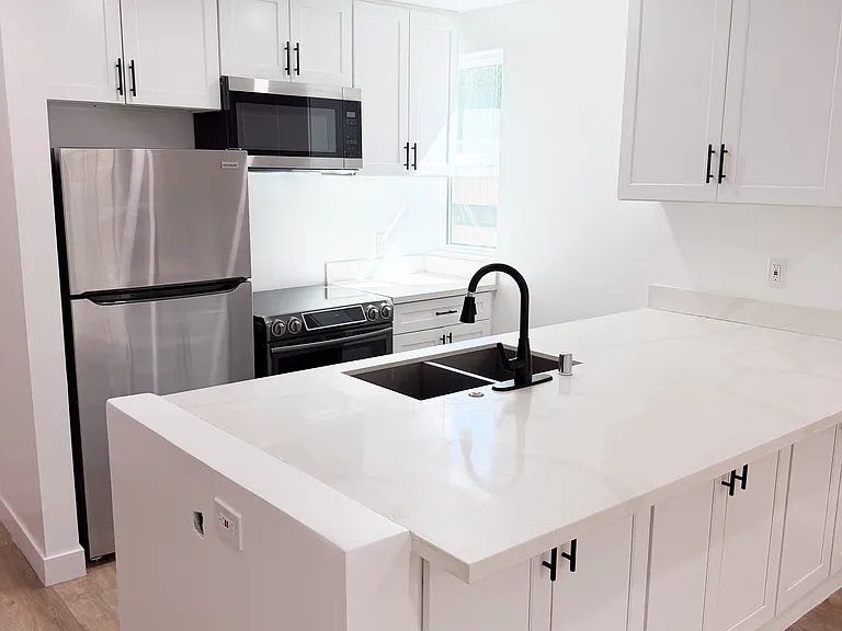 Encino Country Club Apartments — Photo 35