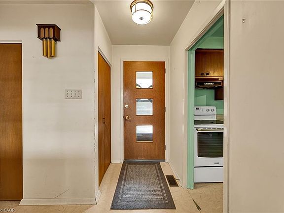 3rd image of 396 Fischer Hallman Rd