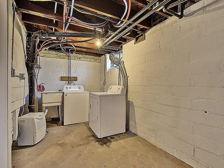 1698 Ross Ave — Photo 3