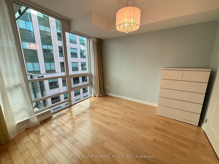 263 Wellington St W #905 — Photo 7
