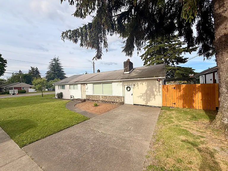 1006 B St SE — Photo 1