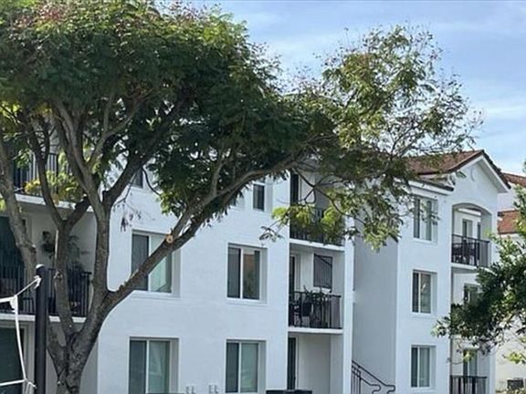 4th image of 919 Villa Cir #919