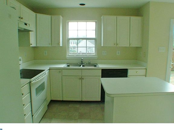 3rd image of 104 Rushmore Ct