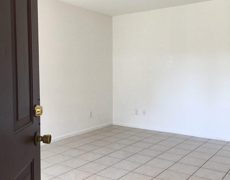 1st image of 407 Gladstell St #50