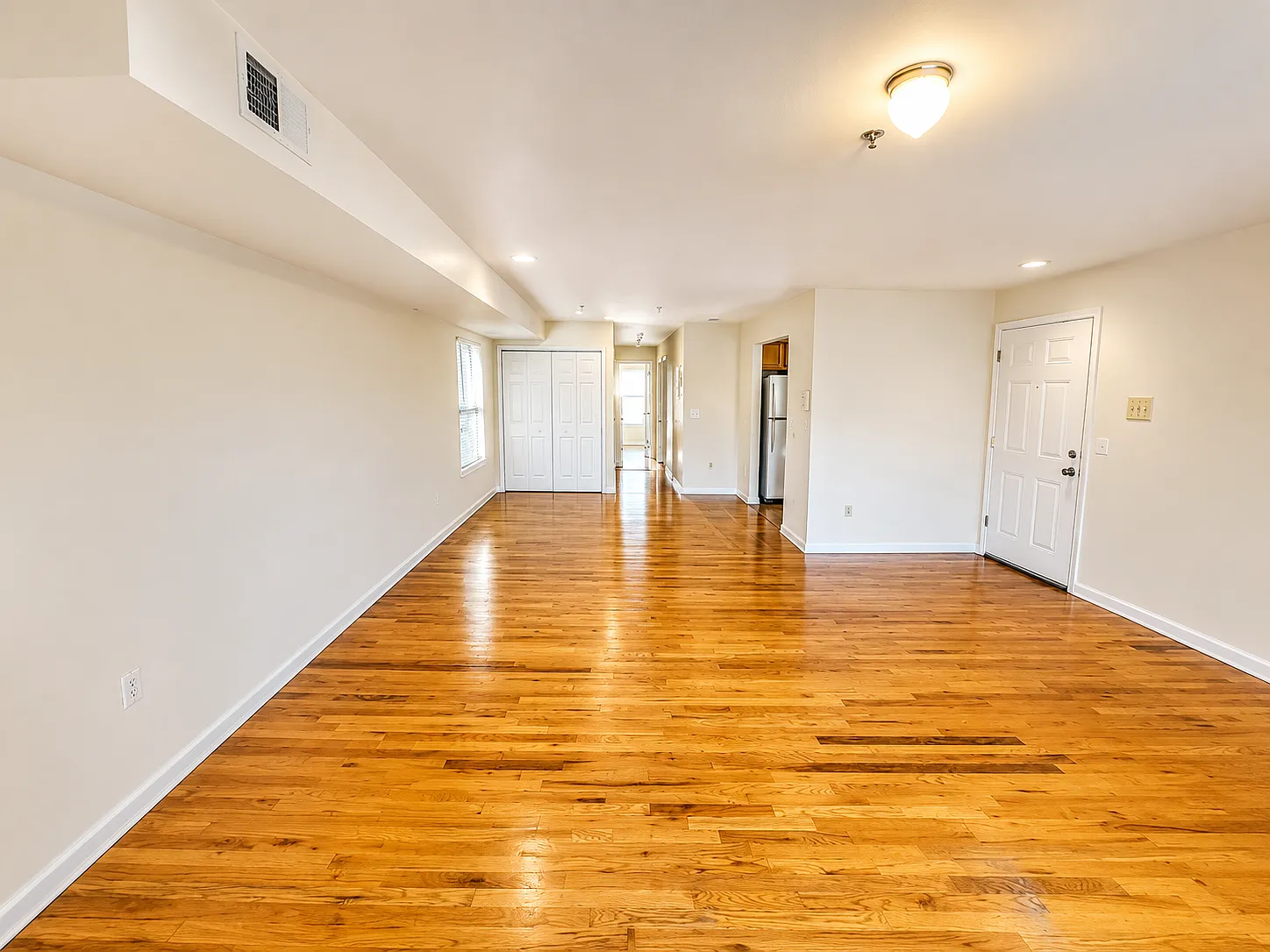 3 bed, 1000 sqft, $1,995 — Photo 3
