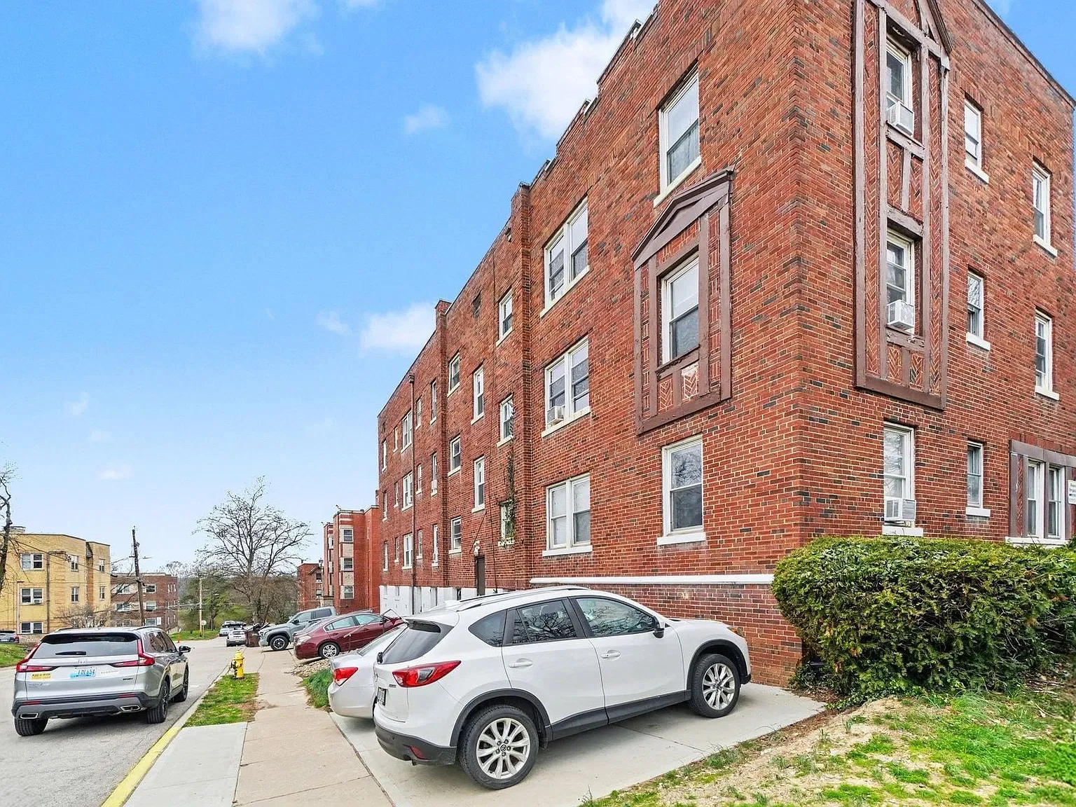2 & 3 Bedroom Apts. - One Block from UC - Heat & Water Included - No Hidden Fees — Photo 3