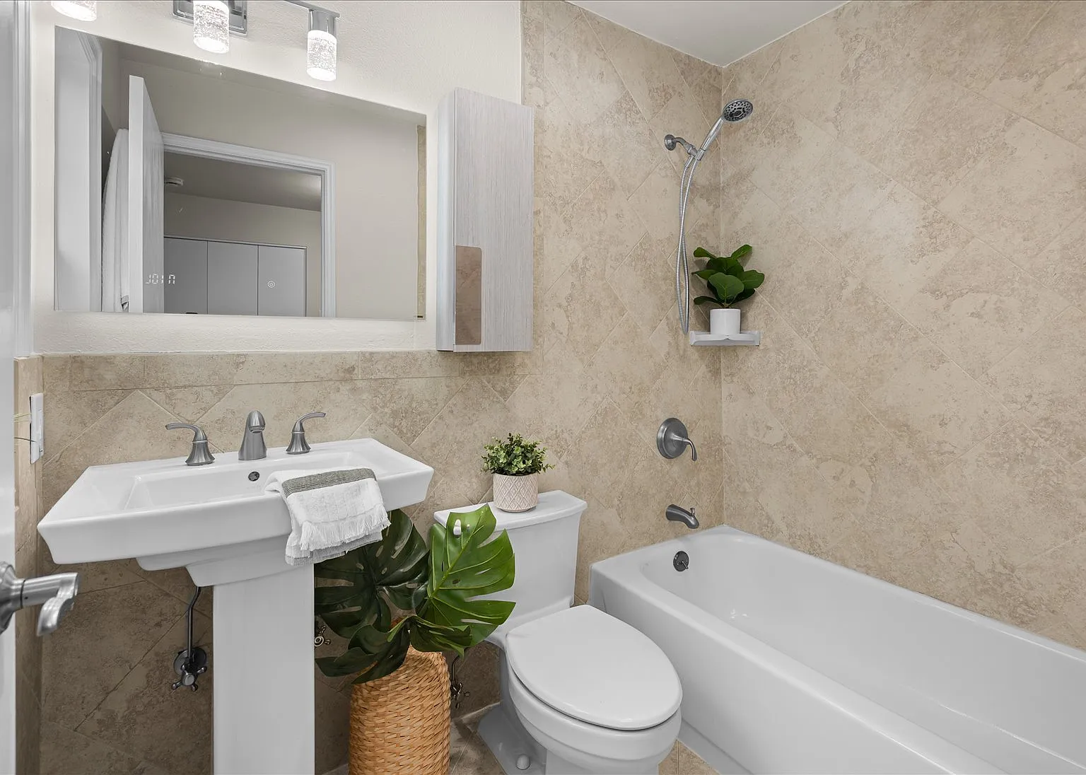 3 bed, 1327 sqft, $2,800 — Photo 4